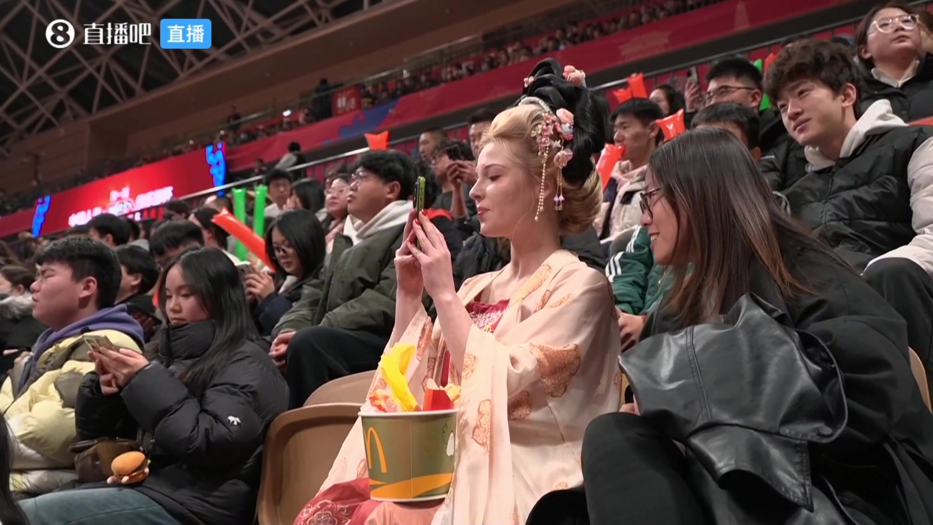 直播吧直播嗷 俱乐部杯8进4现场 外国女孩穿汉服 兵马俑吃肉夹馍