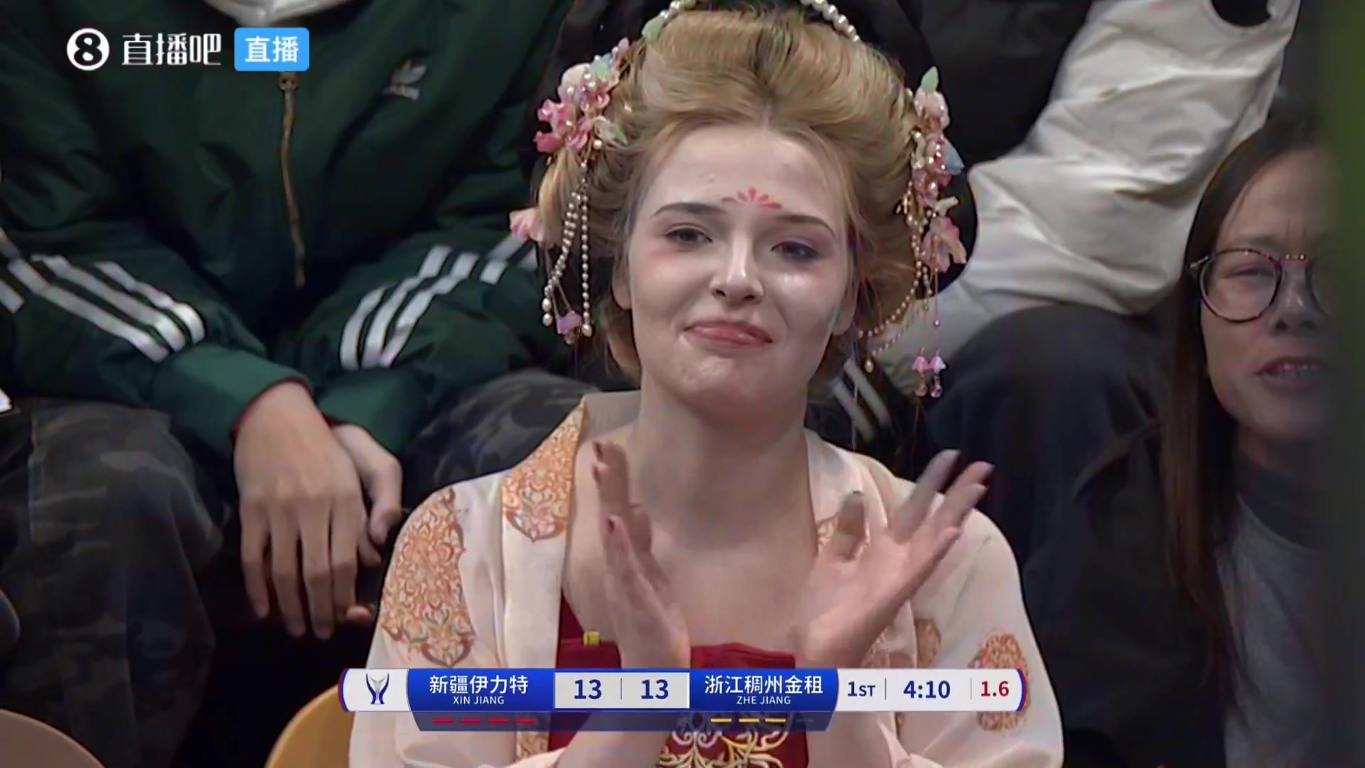 直播吧直播嗷 俱乐部杯8进4现场 外国女孩穿汉服 兵马俑吃肉夹馍